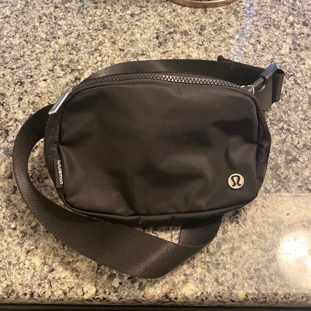 Lululemon belt bag black new with tags perfect condition